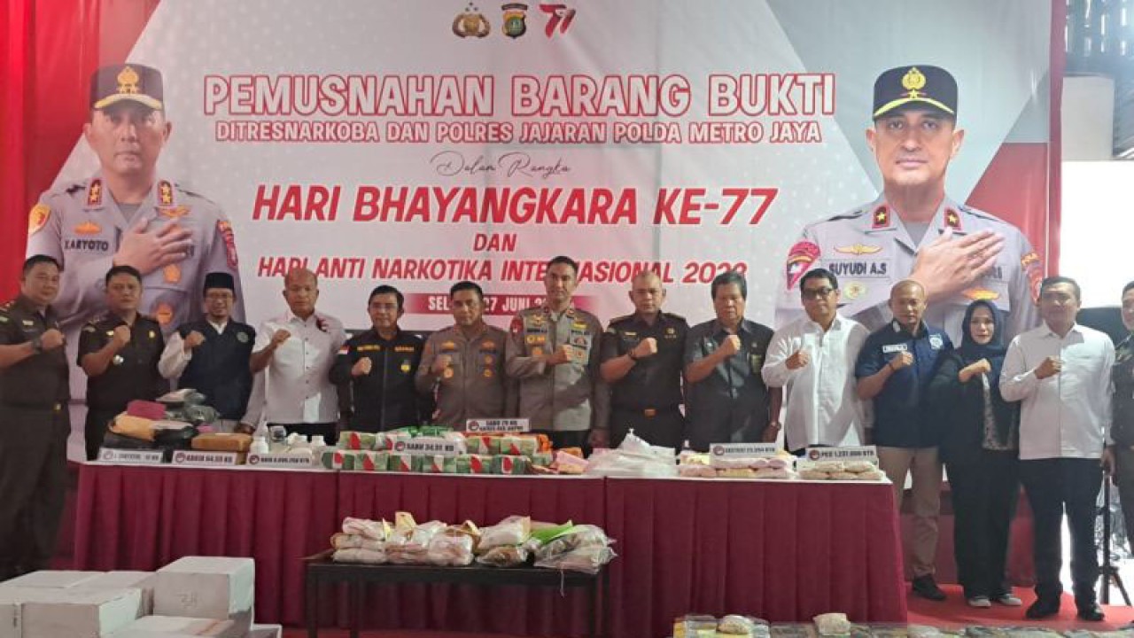 Kapolda Metro Jaya Irjen Pol Karyoto (keenam dari kiri), Wakapolda Metro Jaya Brigjen Pol Suyudi Ario Seto (ketujuh dari kiri) bersama Direktur Reserse Narkoba Polda Metro Jaya Kombes Pol Hengki (keempat dari kiri) saat konferensi pers di Jakarta, Selasa (27/6/2023) ANTARA/Ilham Kausar