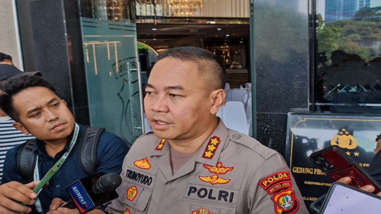 Kabid Humas Polda Metro Jaya Kombes Pol Trunoyudo Wisnu Andiko memberikan keterangan kepada media di Jakarta, Selasa (27/6/2023). ANTARA/Ilham Kausar