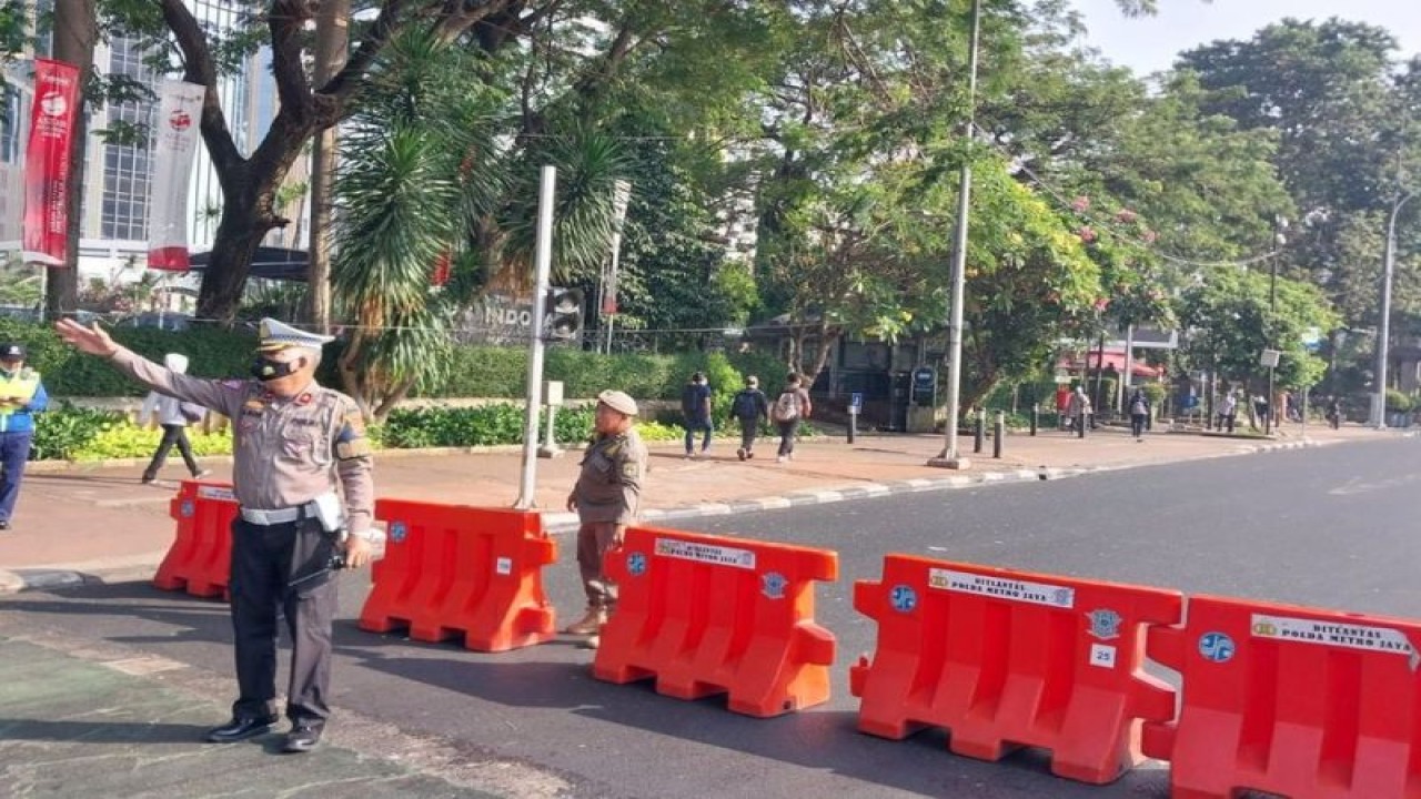 Tangkapan layar seorang anggota Ditlantas Polda Metro Jaya mengatur lalu lintas di depan Gedung Sapta Pesona, Kamis (15/6/2023, 08.55 WIB). ANTARA/Instagram/@tmcpoldametro/Ilham Kausar