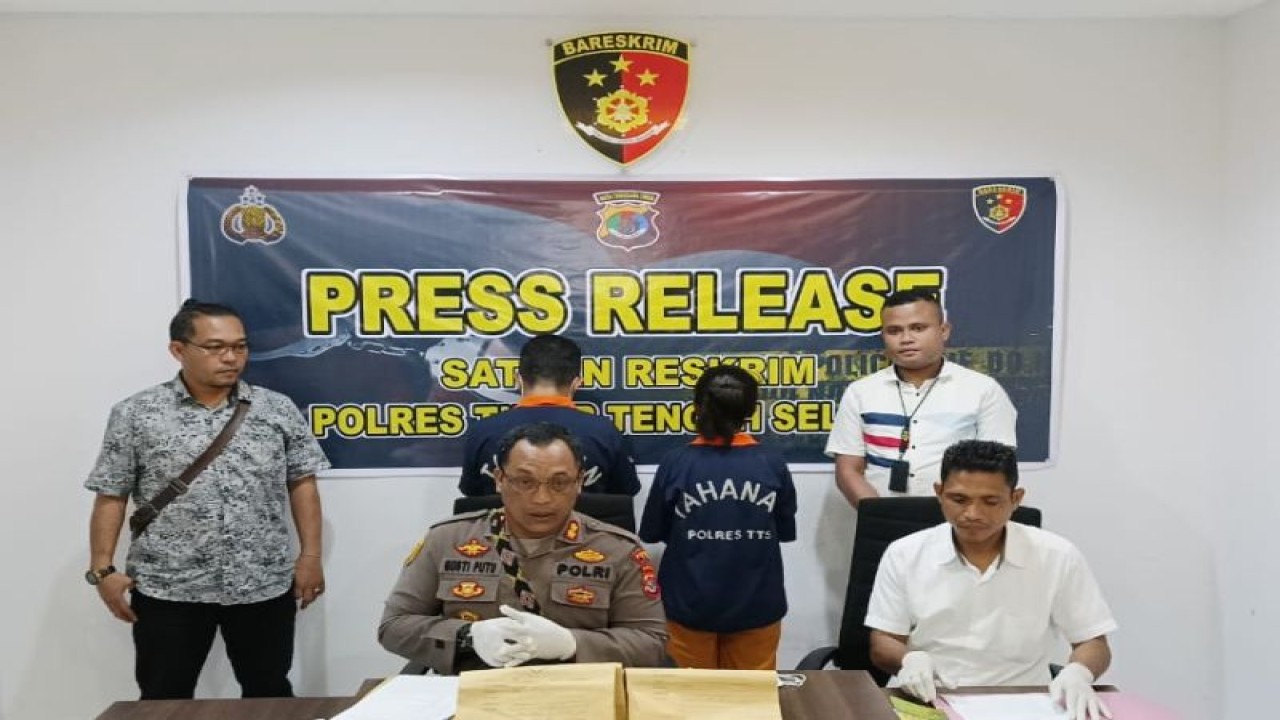 Kapolres Timor Tengah Selatan (TTS) Polda Nusa Tenggara Timur AKBP I Gusti Putu Suka Arsa (kiri depan). (ANTARA/HO-Humas Polres TTS)