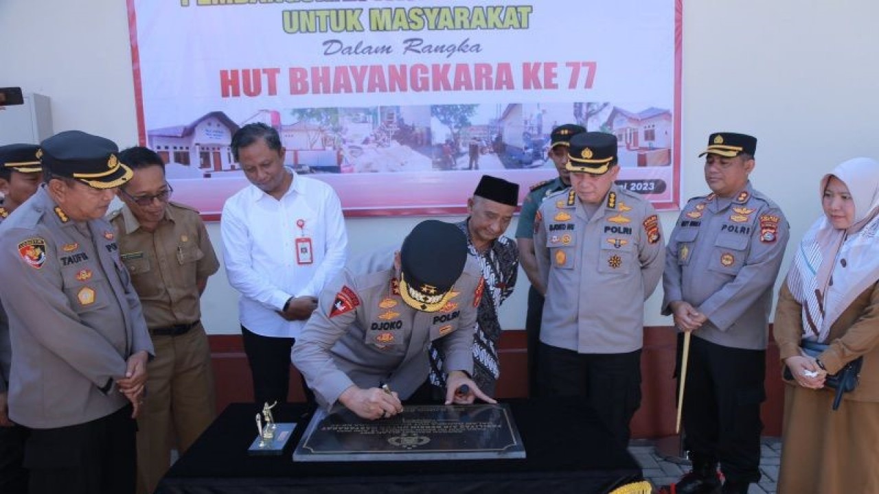 Acara peresmian bantuan penyediaan air bersih bagi warga di Lombok Timur, Nusa Tenggara Barat, Selasa (20/6/2023). (ANTARA/HO-Humas Polda NTB)