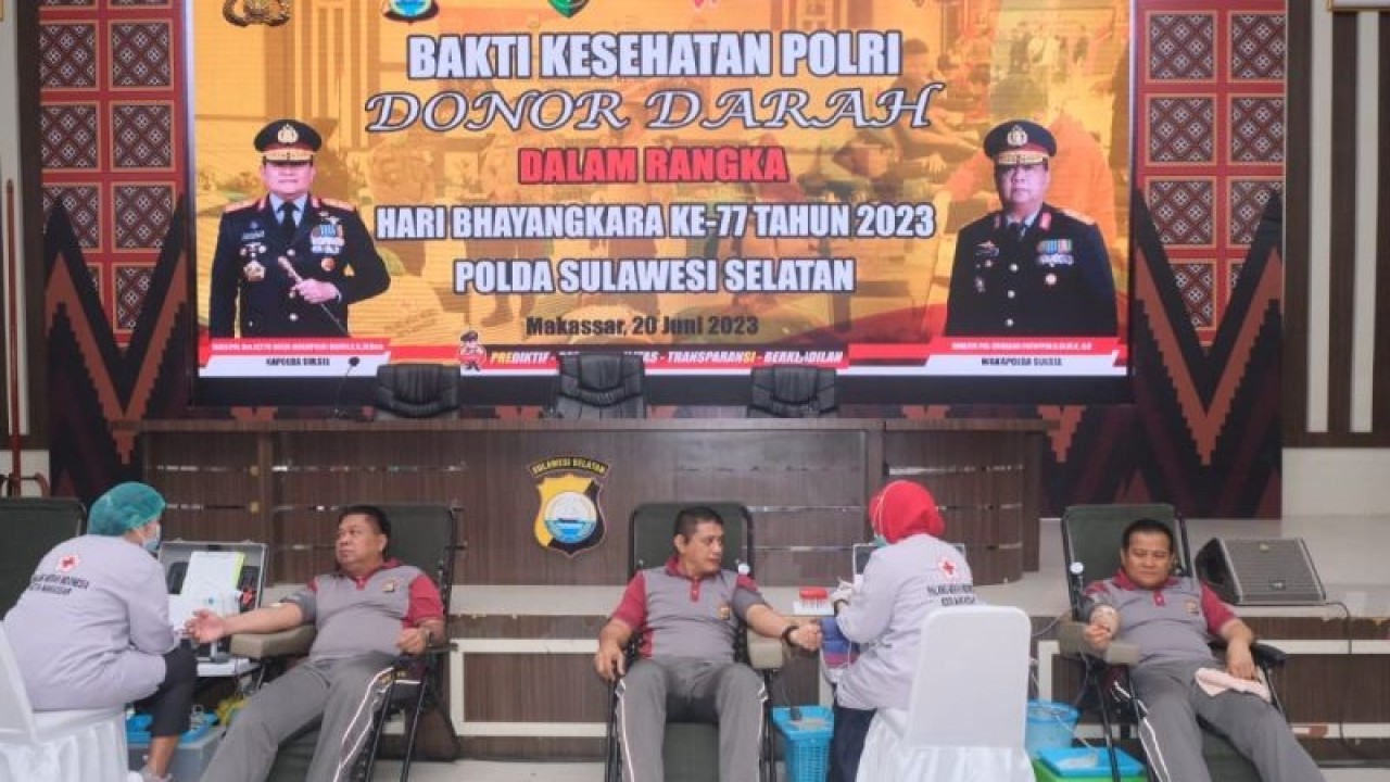 Kapolda Sulsel Irjen Pol Setyo Boedi Harso Moempoeni saat ikut mendonorkan darahnya dalam kegiatan donor darah menyambut HUT ke-77 Bhayangkara di Makassar, Selasa (20/6/2023). ANTARA/HO/Polda Sulsel