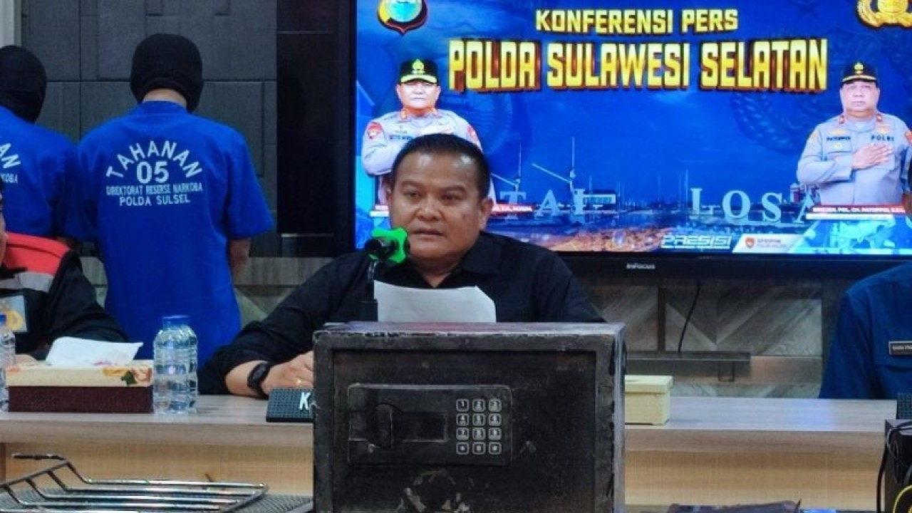 Kapolda Sulsel Irjen Polisi Setyo Boedi Moempoeni menyampaikan temuan brankas di UNM saat rilis barang bukti narkoba di kantor Mapolda Sulsel, Makassar, Sulawesi Selatan. ANTARA/Darwin Fatir.