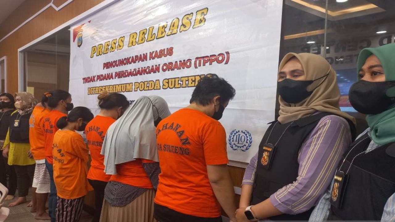 Sejumlah tersangka kasus TPPO perdagangan bayi dihadirkan dalam konferensi pers di Mapolda Sulteng, Selasa (27/6/2023). (ANTARA/Kristina Natalia)