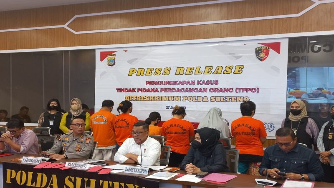 Direktur Resersekrimum Polda Sulteng Kombes Pol Parajohan Simanjuntak dalam konferensi pers di Mapolda Sulteng terkait TPPO perdagangan bayi pada Selasa (27/6/2023). ANTARA/Kristina Natalia