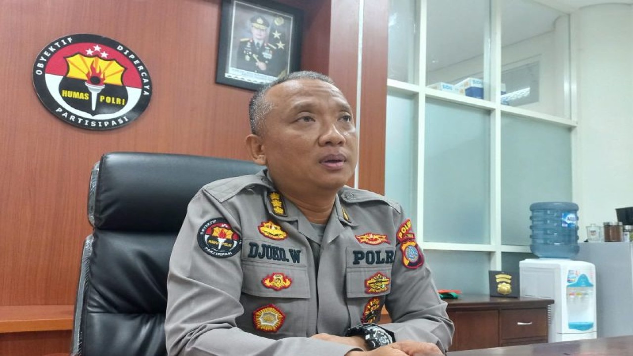 Kabidhumas Polda Sulawesi Tengah Kombes Pol. Djoko Wienartono memberikan keterangan kepada jurnalis terkait penanganan kasus TPPO di Sulawesi Tengah. (ANTARA/Kristina Natalia)