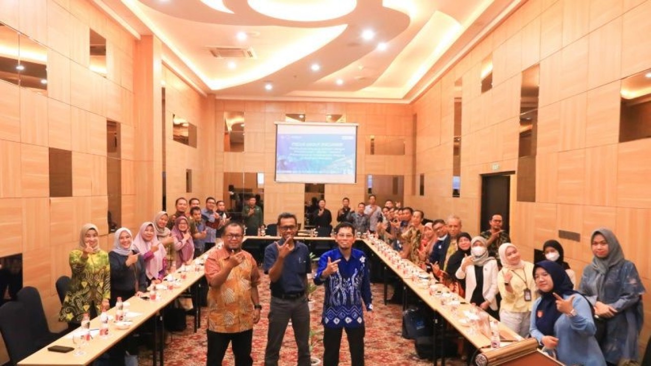 Poliban dan mitra kerja instansi pemerintah hingga dunia industri melaksanakan FGD untuk menyelaraskan kurikulum magang Mereka Belajar Kampus Merdeka (MBKM) di Banjarmasin, Rabu. (ANTARA/HO-Poliban)