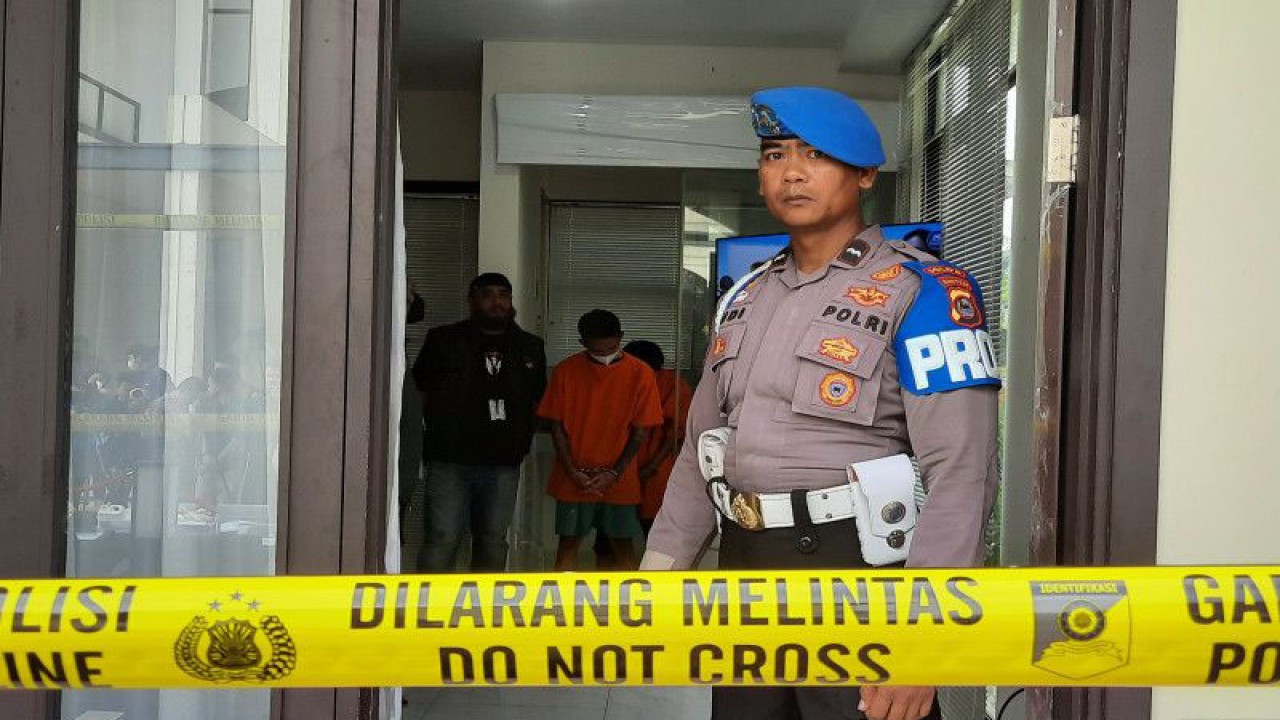 Petugas dari Bareskrim Polri saat mengawal kedua tersangka pembuat ekstasi di Perumahan Lavon Swan City Cluster Escanta 2 Nomor 5, Kampung Kawaron Girang, Kecamatan Sindang Jaya, Kabupaten Tangerang, Banten, Jumat (2/6/2023). ANTARA/Azmi Samsul Maarif