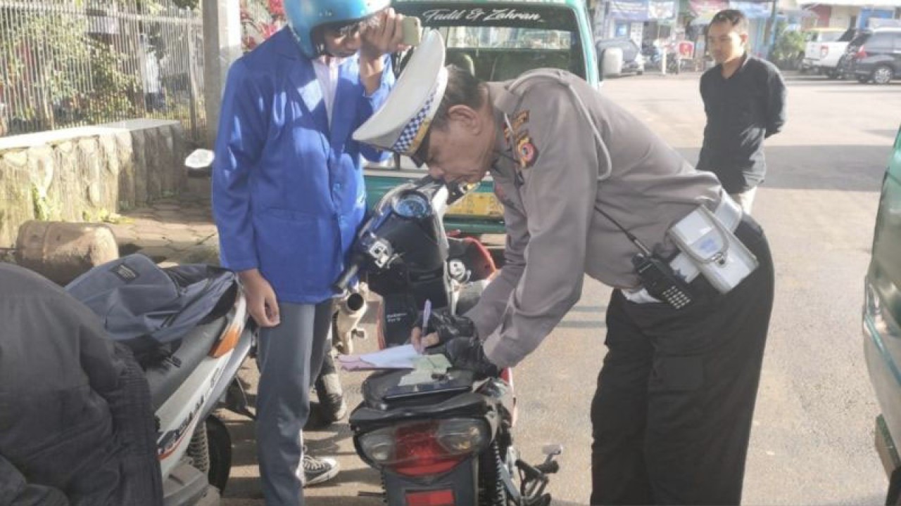 Polisi menindak pelanggar lalu lintas di Kota Bandung, Jawa Barat. ANTARA/Bagus Ahmad Rizaldi.