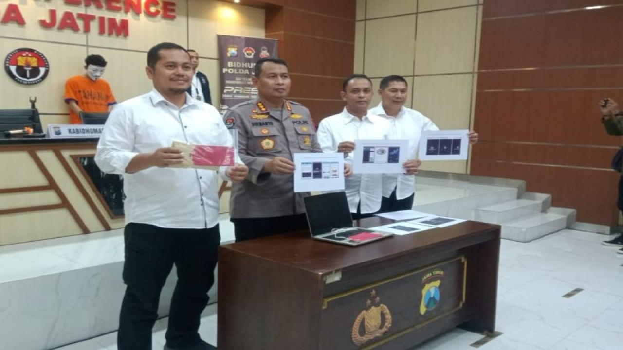 Polisi menunjukkan barang bukti yang disita dari tersangka peretas laman milik Pemkab Malang di Mapolda Jatim, Surabaya, (5/6//2023). ANTARA/HO-Bidhumas Polda Jatim