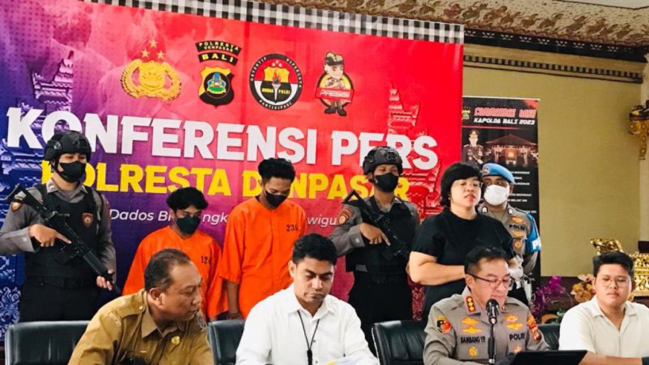 Kepala Kepolisian Resor Kota Denpasar Komisaris Besar Polisi Bambang Yugo Pamungkas (kedua dari kanan) memberikan keterangan pers terkait pengungkapan kasus pengeroyokan hingga menyebabkan korban meninggal di Denpasar, Bali, Senin (5/6/2023). ANTARA/Rolandus Nampu