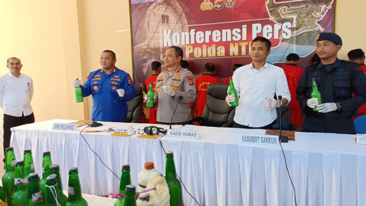 Pejabat kepolisian menunjukkan barang bukti dan 11 tersangka dari kalangan nelayan dalam kasus dugaan pengeboman ikan di perairan Bima dalam konferensi pers di Polda NTB, Mataram, Kamis (8/6/2023). (ANTARA/Dhimas B.P.)