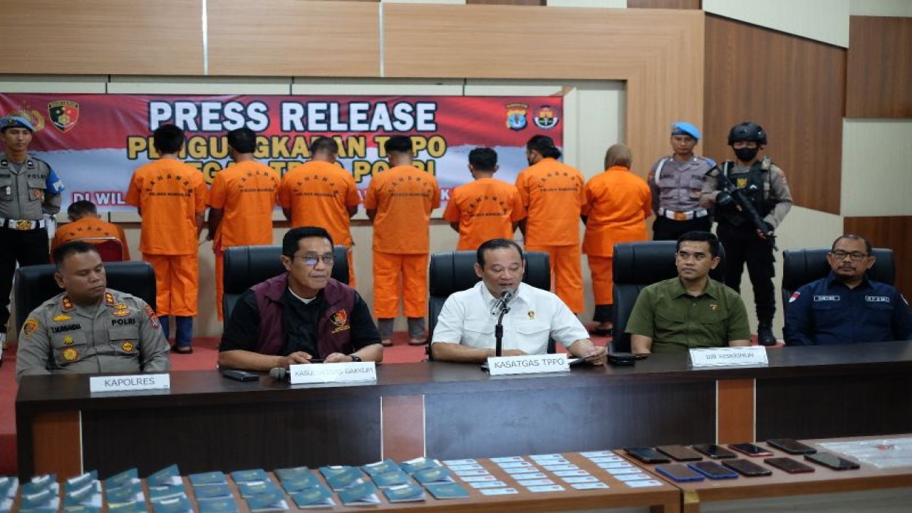 Kasatgas TPPO Polri Irjen Pol. Asep Edi Suheri (ketiga dari kanan) merilis pengungkapan kasus TPPO 123 PMI yang diberangkatkan secara ilegal ke Malaysia di Nunukan, Kalimantan Utara, Jumat (9/6/2023). ANTARA/HO-Divisi Humas Polri