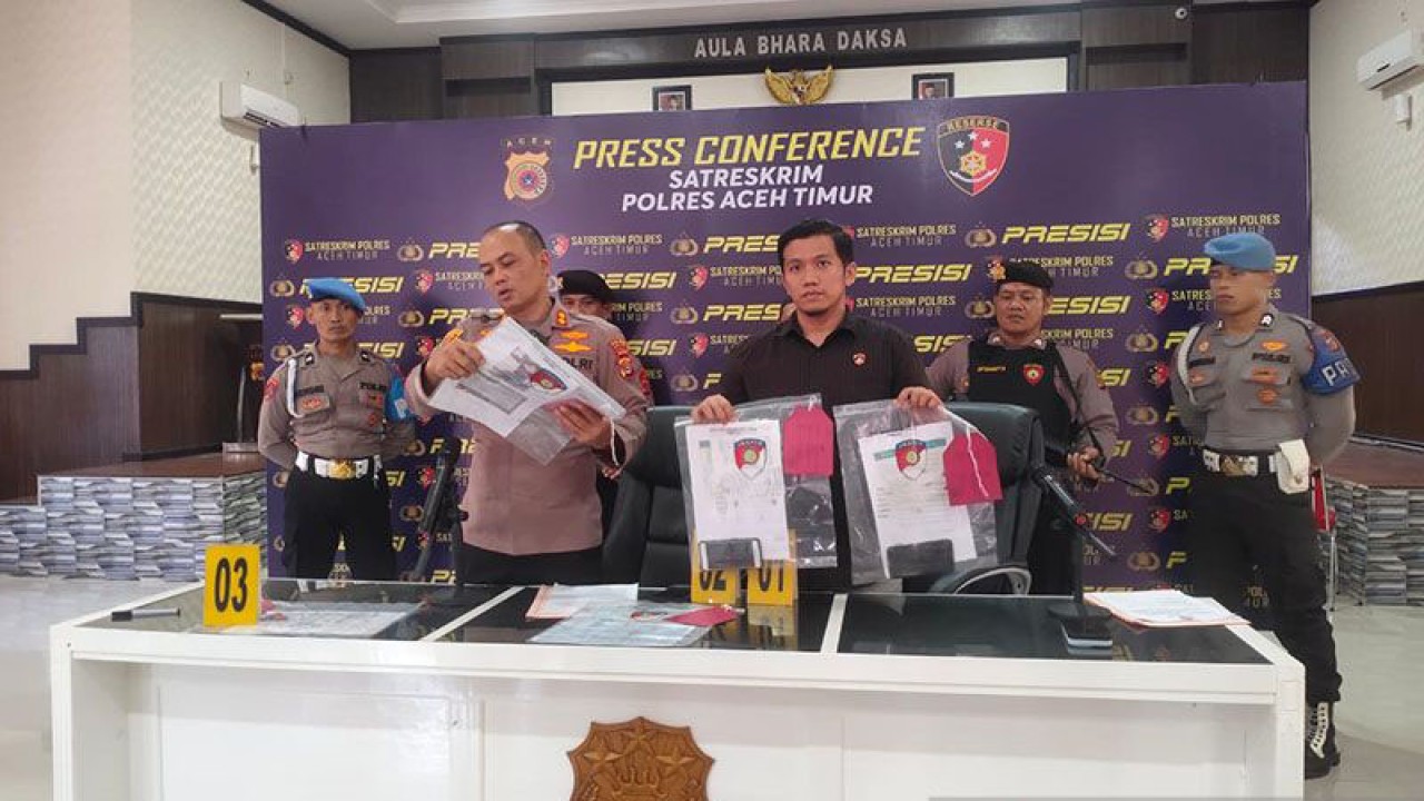 Kapolres Aceh Timur AKBP Andy Rahmansyah (kiri) memperlihatkan barang bukti penipuan rekrutmen anggota PPS di Mapolres Aceh Timur, Jumat (9/6/2023). ANTARA/Hayaturrahmah