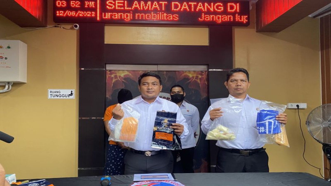 Kasat Resnarkoba Polresta Banjarmasin Kompol Mars Suryo Kartiko (kiri) saat menunjukkan barang bukti berupa narkotika jenis sabu sabu sebanyak satu kilogram beserta barang bukti lainnya di Polresta Banjarmasin, Kalimantan Selatan, Senin (12/6/2023). (ANTARA/Tumpal Andani Aritonang)