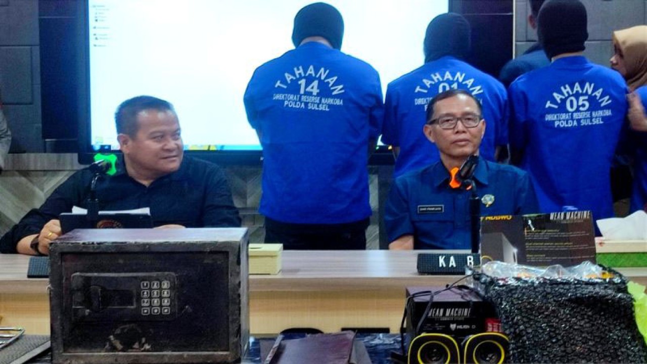 Kapolda Sulsel Irjen Pol Setyo Boedi Moempoeni (kiri) Kepala BNNP Sulsel Brigjen Pol Ghiri Prawijaya (kanan) menyampaikan temuan brankas penyimpanan narkoba di UNM saat rilis barang bukti pengungkapan narkoba di kantor Mapolda Sulsel, Makassar, Sulawesi Selatan. ANTARA/Darwin Fatir.