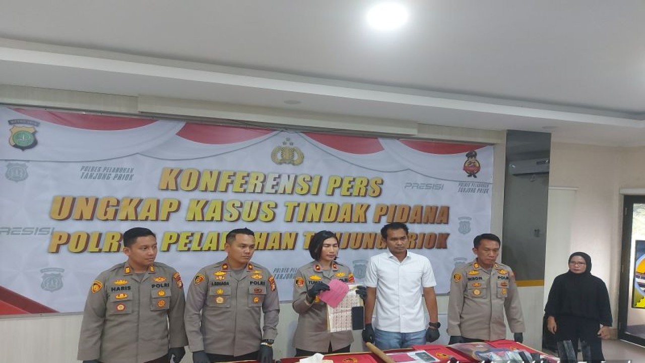 Polres Pelabuhan Tanjung Priok menggelar konferensi pers pengungkapan kasus pencurian kabel tembaga dari gardu pompa air Resto Apung Muara Angke, Jakarta Utara, Senin (12/6/2023). ANTARA/Abdu Faisal