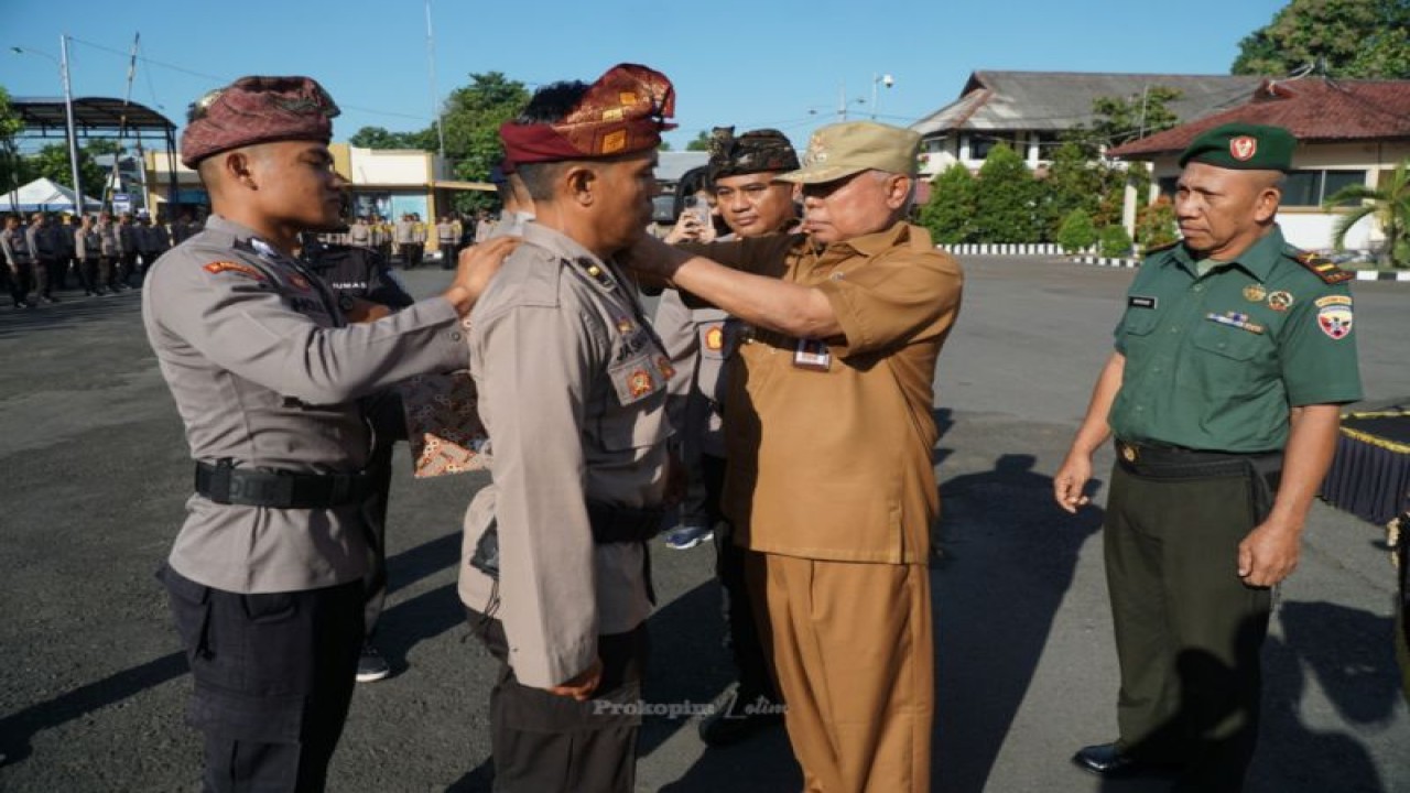 Bupati Lombok Timur, HM Sukiman Azmy saat melakukan penyematan pada acara launching polisi RW di daerah setempat, Senin (12/6/2023) (ANTARA/Humas Pemkab Lombok Timur)
