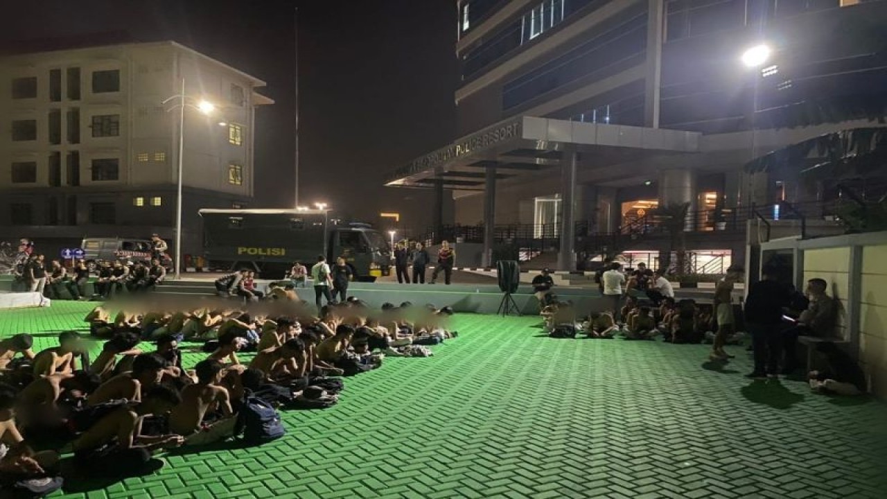 Sebanyak 106 siswa SMA yang ditangkap polisi saat hendak tawuran di Polres Metro Jakarta Barat, Senin (12/6/2023). Antara/HO-Polres Jakbar