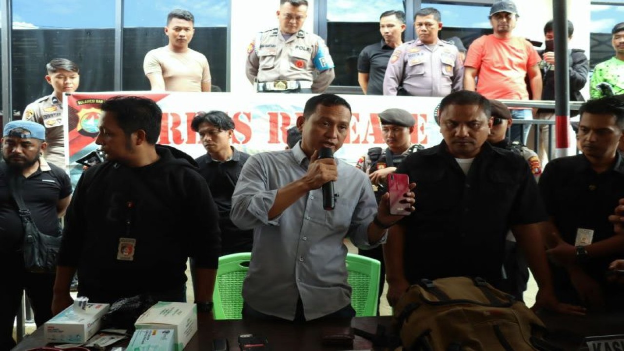Kasat Reskrim Polresta Mamuju Ajun Komisaris Polisi Jamaluddin saat menyampaikan rilis pengungkapan kasus pembunuhan siswi SMA asal Kabupaten Mamasa, di Mapolresta Mamuju, Rabu (14/6). (ANTARA/HO/Humas Polda Sulbar)