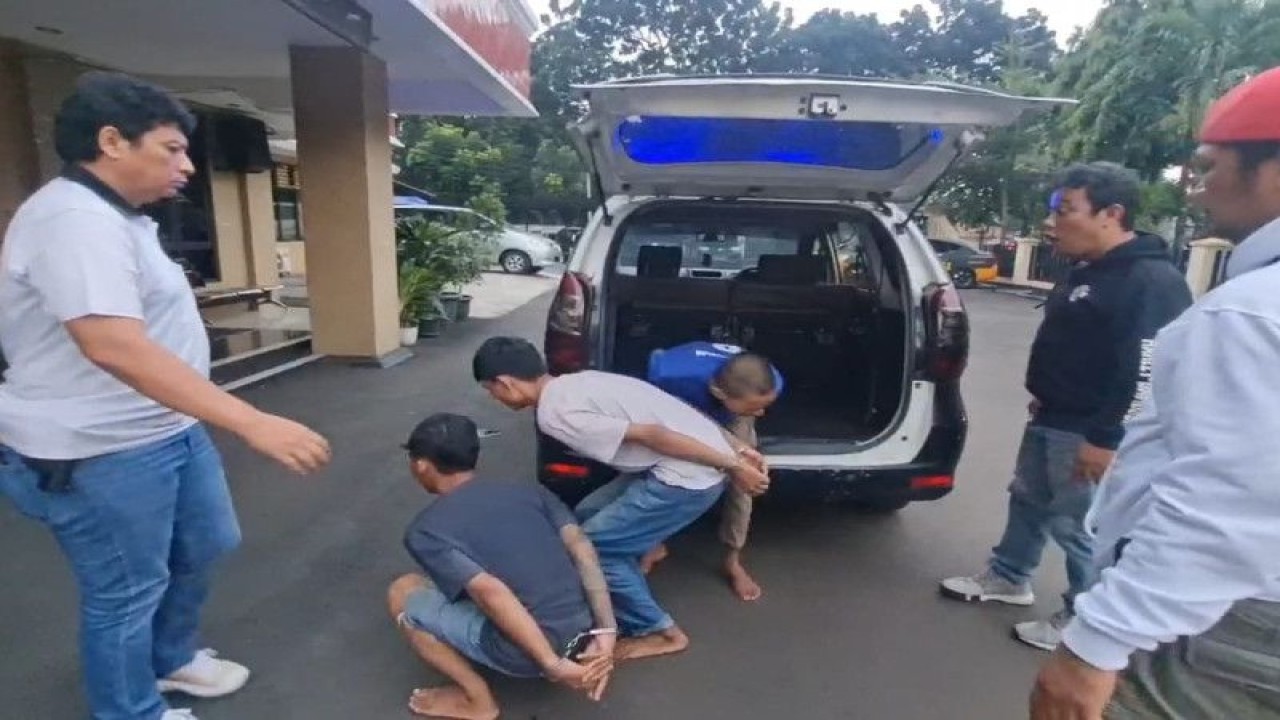 Pelaku pencurian motor di Kalideres berinisial AL (27), FA (23) dan DA (29) di Polsek Kalideres, Jakarta Barat, Kamis (15/6/2023). Antara/Ho-Polsek Kalideres
