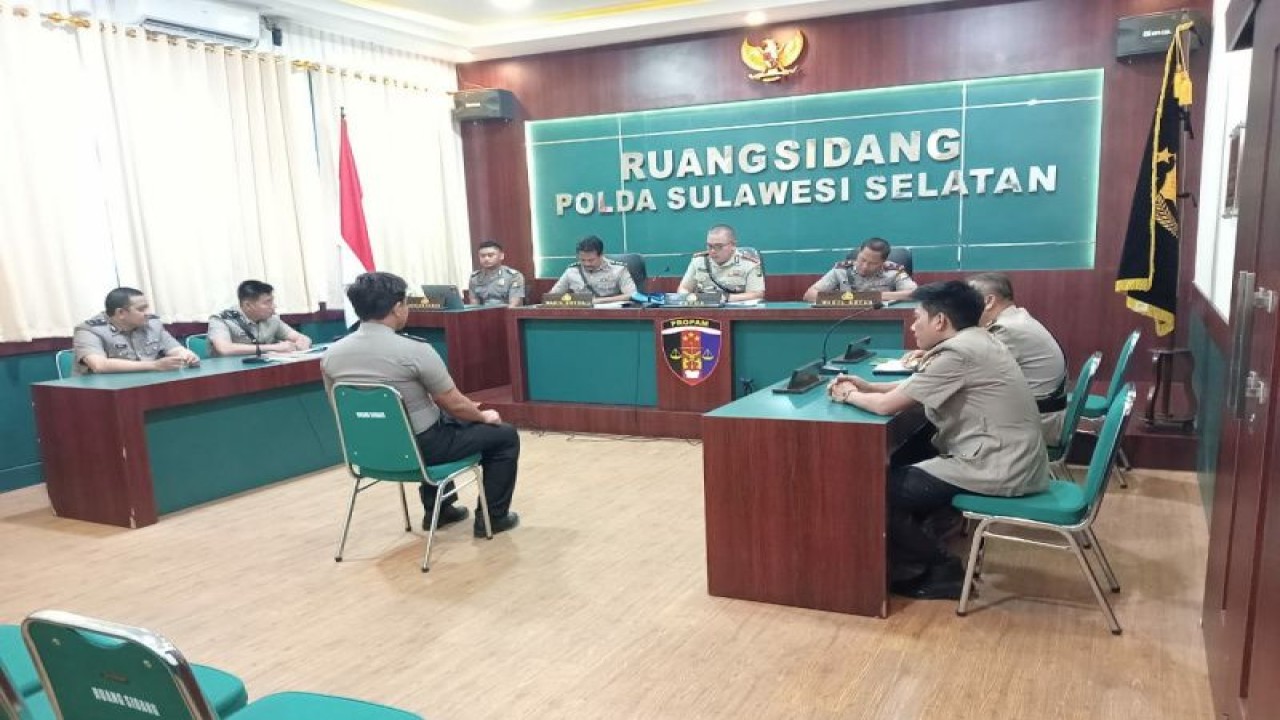 Sidang kode etik profesi terhadap Briptu HA yang tertangkap membawa dua kilogram narkoba jenis sabu-sabu dengan putusan pemberhentian tidak dengan hormat (PTDH). (ANTARA/HO/Humas Polda Sulbar)