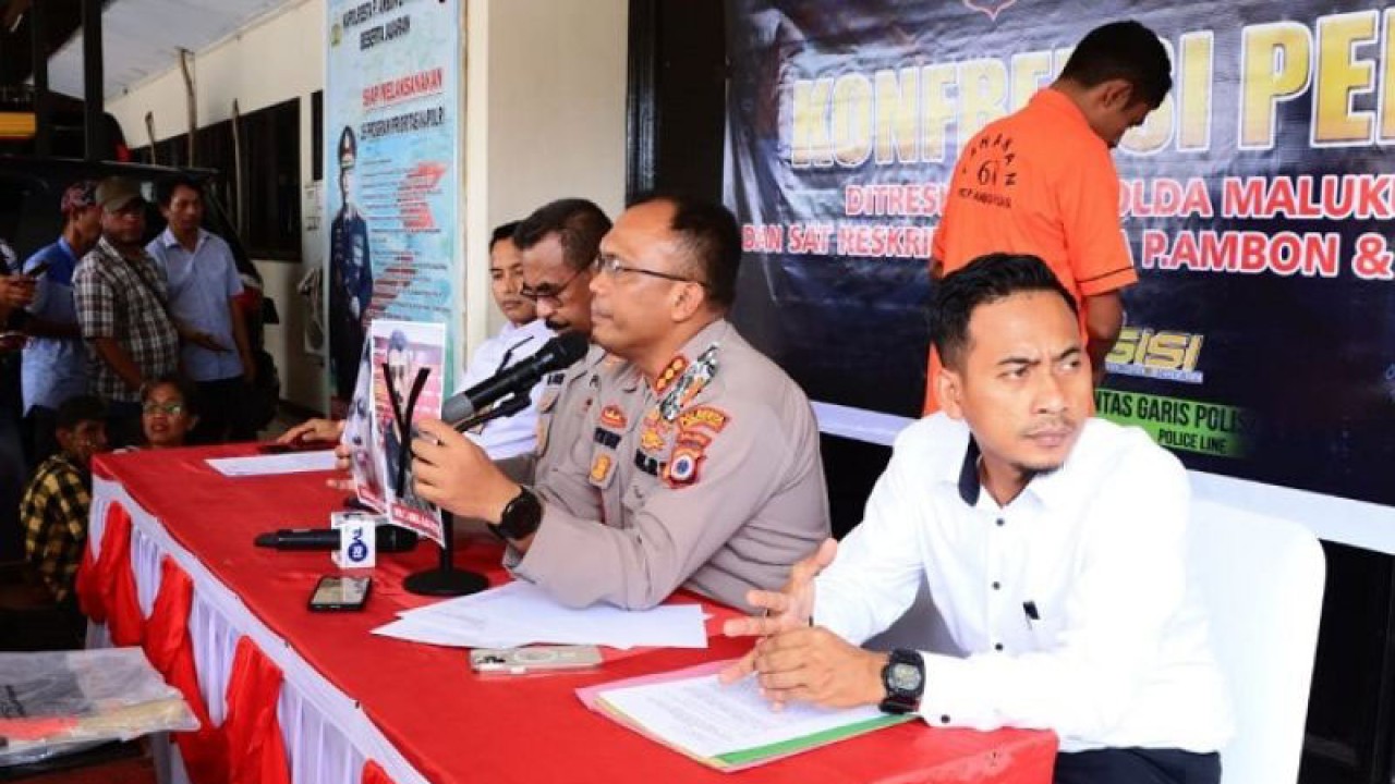 Kapolresta Pulau Ambon dan PP Lease Kombes Pol Raja Arthur Simamora (tengah) memberikan keterangan pers terkait penangkan dua dari empat terduga penganiayaan satu anggota TNI-AD dan perampasan satu pucuk senpi laras pendek, di Mapolresta Pulau Ambon dan PP Lease, Selasa. (20/6/2023). ANTARA/HO-Polresta Pulau Ambon dan PP Lease.
