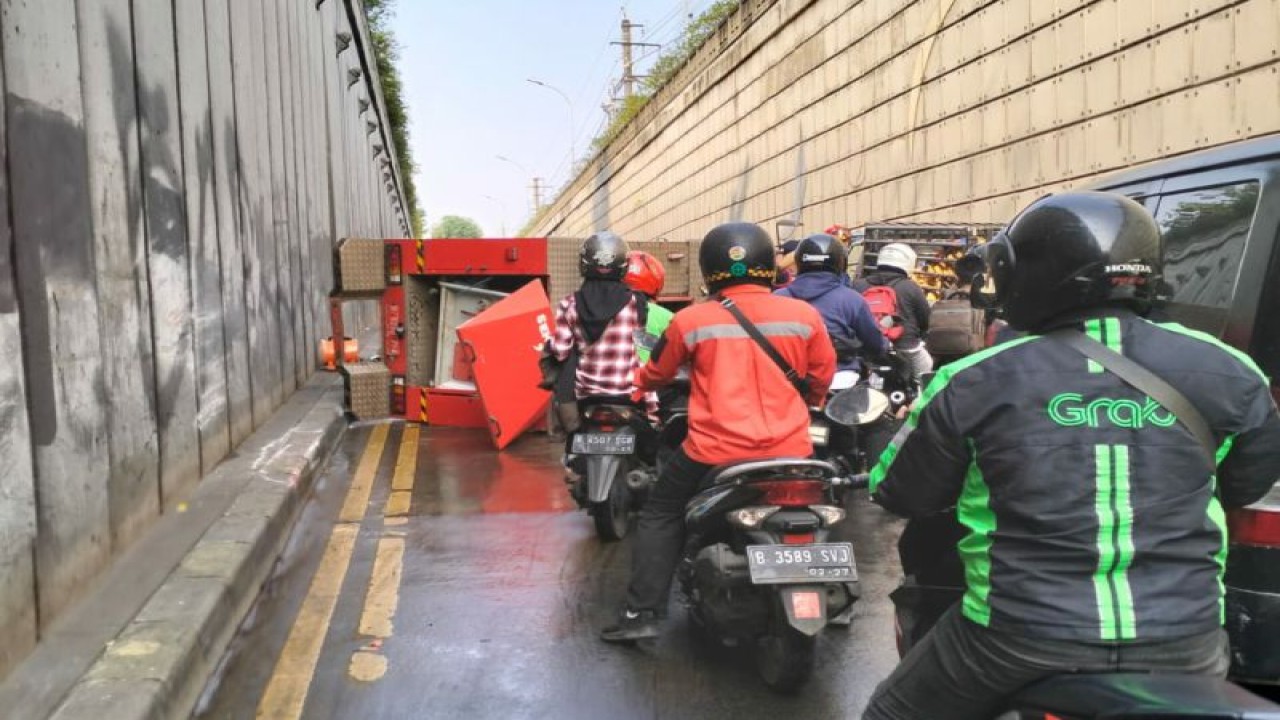 Mobil Suku Dinas Penanggulangan Kebakaran dan Penyelamatan (Gulkarmat) Jakarta Selatan terguling di jalan bawah tanah (underpass) Pasar Minggu, Jakarta, Rabu (14/6/2023). ANTARA/HO-Dokumentasi Pribadi