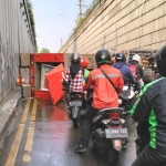 Polisi bantu evakuasi mobil Gulkarmat Jaksel terguling di Pasar Minggu-1686718170