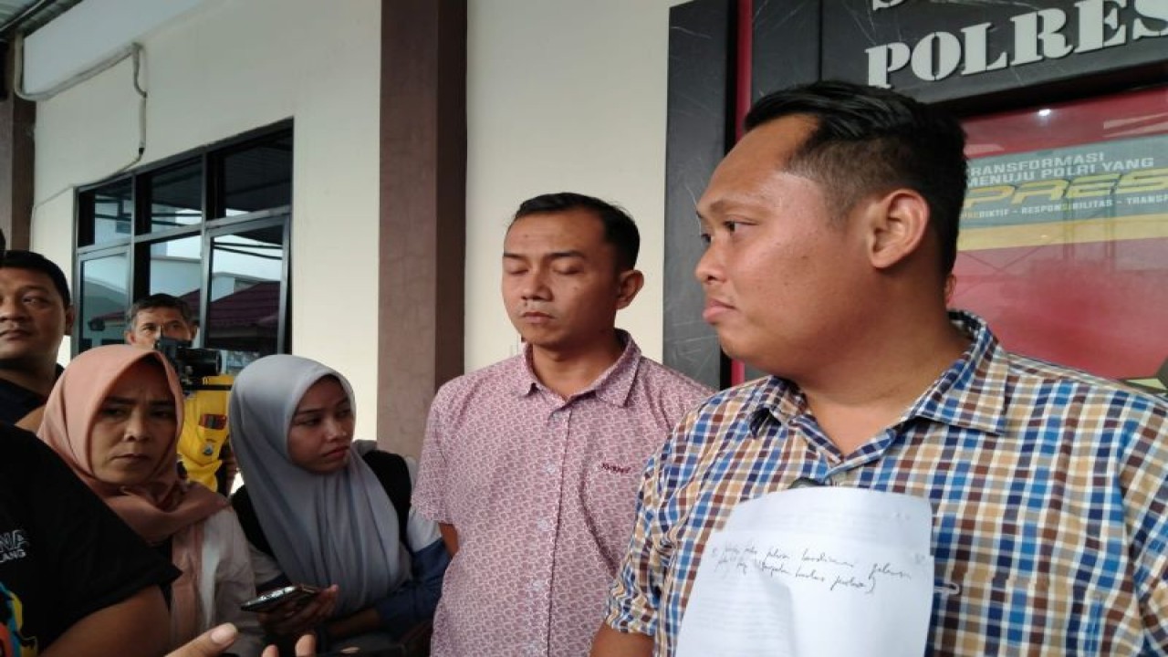 Polres Jombang saat ungkap kasus prostitusi daring di Jombang, Jawa Timur, dengan dua korban anak di bawah umur di Mapolres Jombang, Selasa (13/6/2023). ANTARA / HO-Polres Jombang