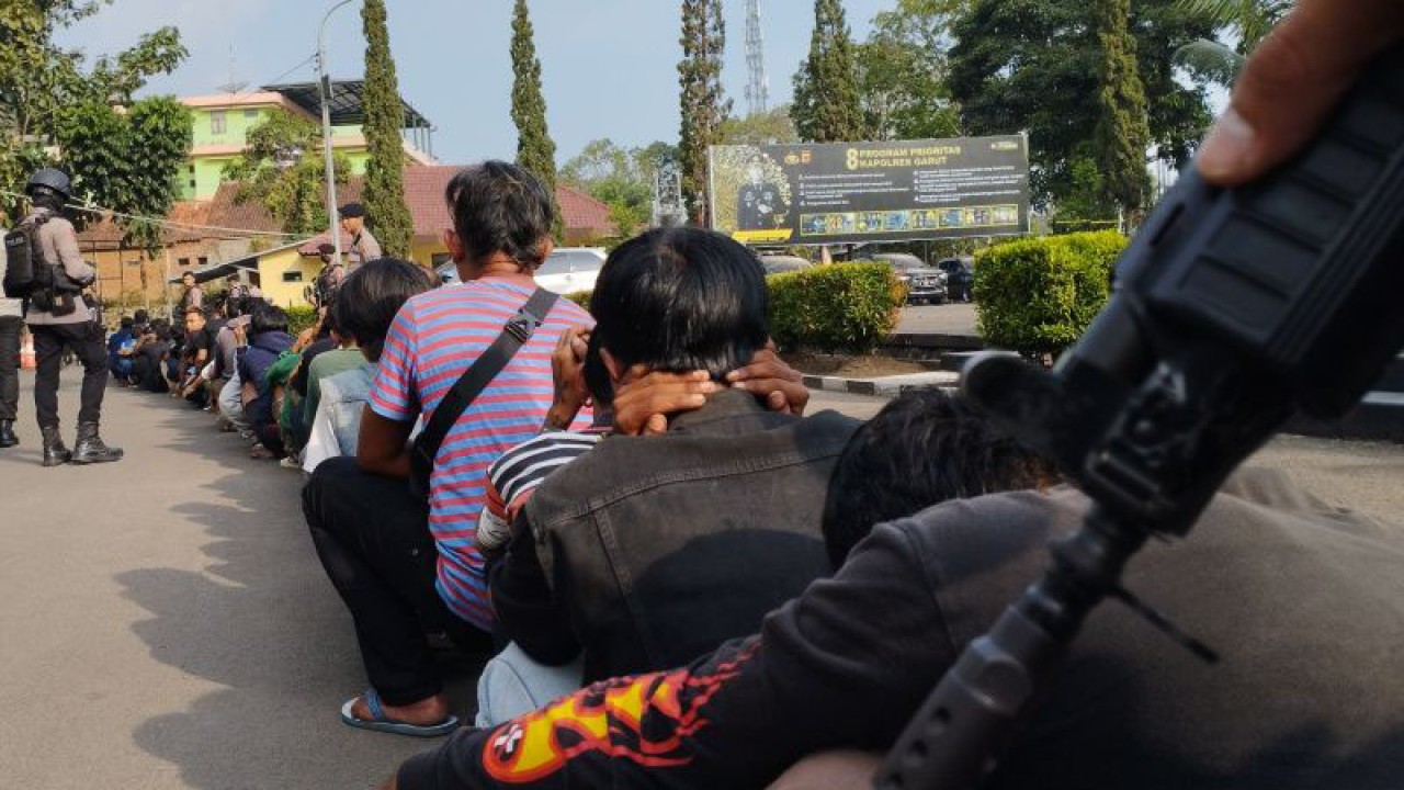 Polisi mengamankan puluhan preman di Markas Polres Garut, Jawa Barat, Rabu (14/6/2023). ANTARA/Feri Purnama