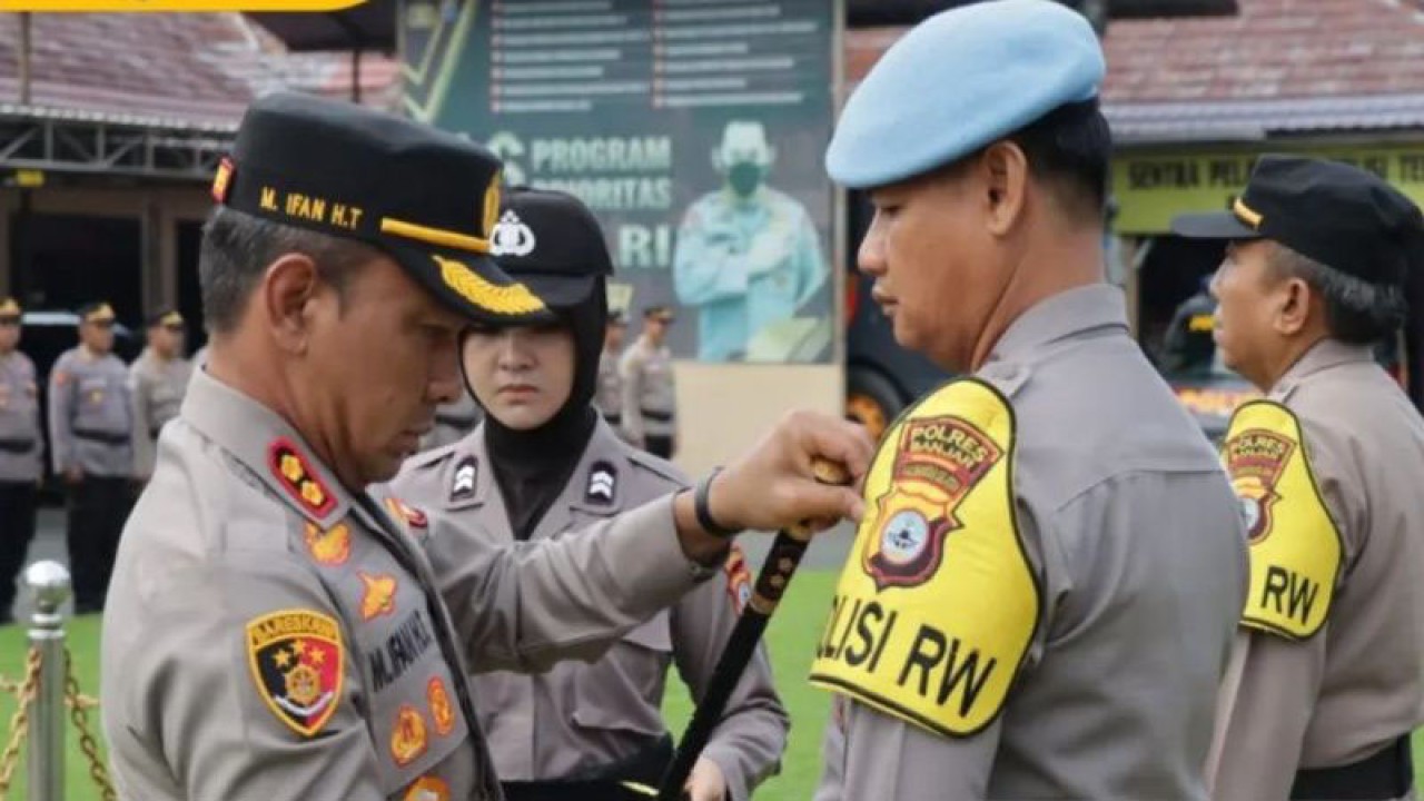 Kapolres Banjar AKBP M Ifan Hariyat mengukuhkan Polisi RW di halaman Mapolres Banjar di Martapura, Senin (19/6/2023). (ANTARA/Firman)