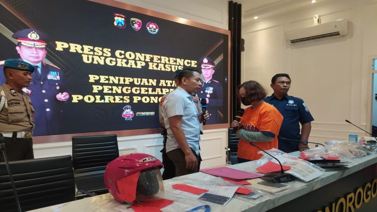 Polisi saat melakukan gelar perkara penipuan berkedok jasa layanan terapi melalui aplikasi michat di Mapolres Ponorogo (ANTARA/HO - SDP)