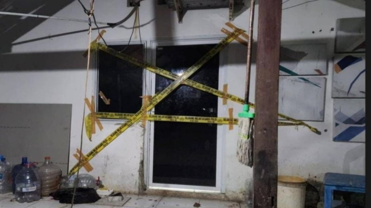 Suasana salah satu ruangan yang disegel garis polisi di Kampus Universitas Negeri Makassar (UNM) Parantambung, Kecamatan Tamalate, Makassar, Sabtu (10/6/2023). ANTARA/Dokumentasi Polisi.