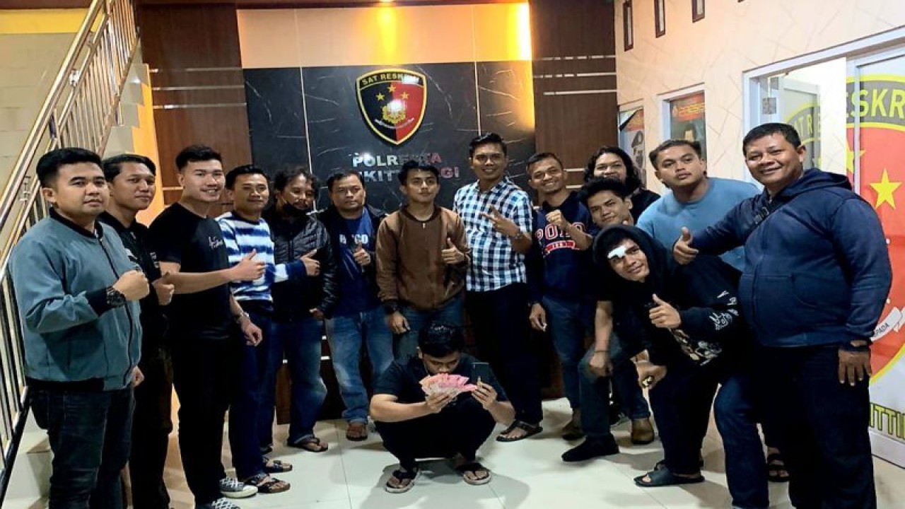 Satuan Reskrim Polresta Bukittinggi memperlihatkan pelaku yang masih berusia bawah umur dalam kasus tindak pidana perdagangan orang (TPPO) yang memperdagangkan korban sesama jenis di salah satu hotel di Bukittinggi. (ANTARA/Altas Maulana)