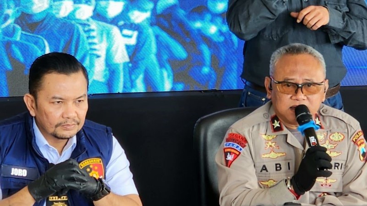 Wakapolda Jawa Tengah Brigjen Pol. Abiyoso Seno Aji (kanan) menjelaskan pengungkapan tindak pidana perdagangan orang di wilayah Jawa Tengah pada beberapa waktu terakhir saat pers rilis di Mapolda Jateng di Semarang, Senin (12/6/2023). ANTARA/ I.C.Senjaya.