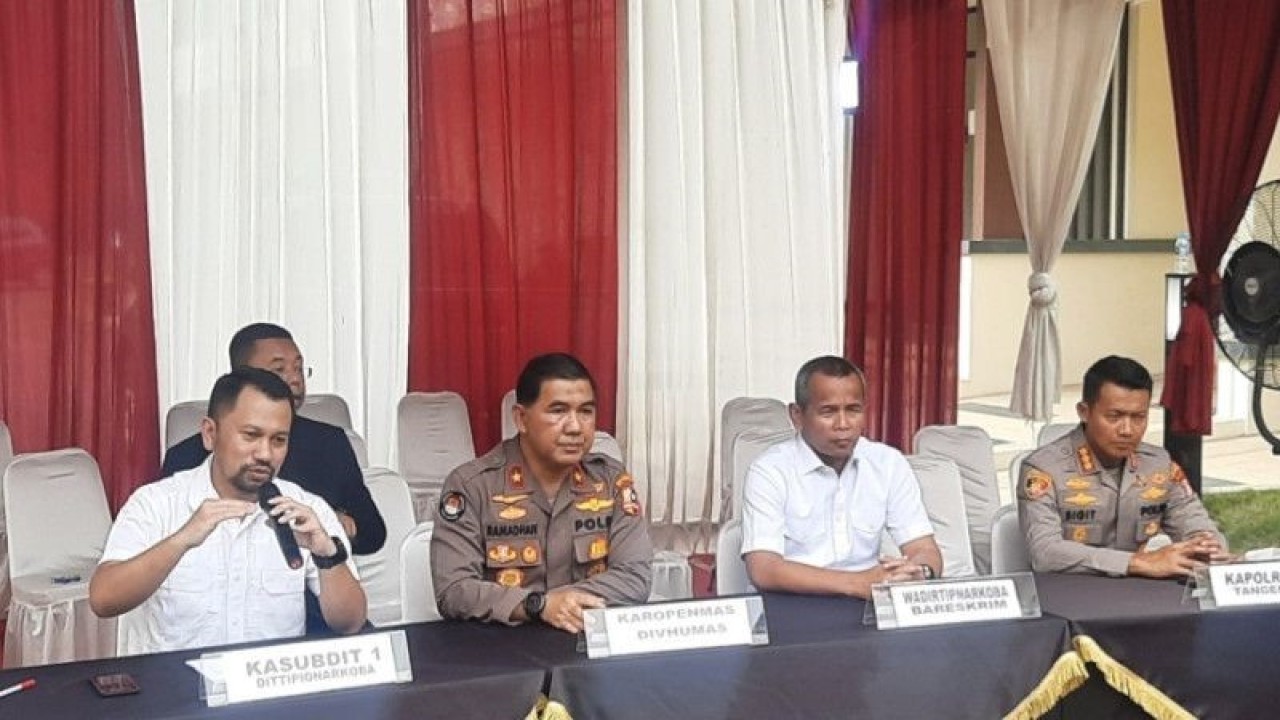 Kasubdit I Dittipidnarkoba Kombes Pol Jehan Calvijn Simanjuntak didampingi Kepala Biro Penerangan Masyarakat Divisi Humas Polri Brigjen Ahmad Ramadhan saat memaparkan hasil ungkap Pabrik Ekstasi di Tangerang dan Semarang (Azmi Samsul Maarif)