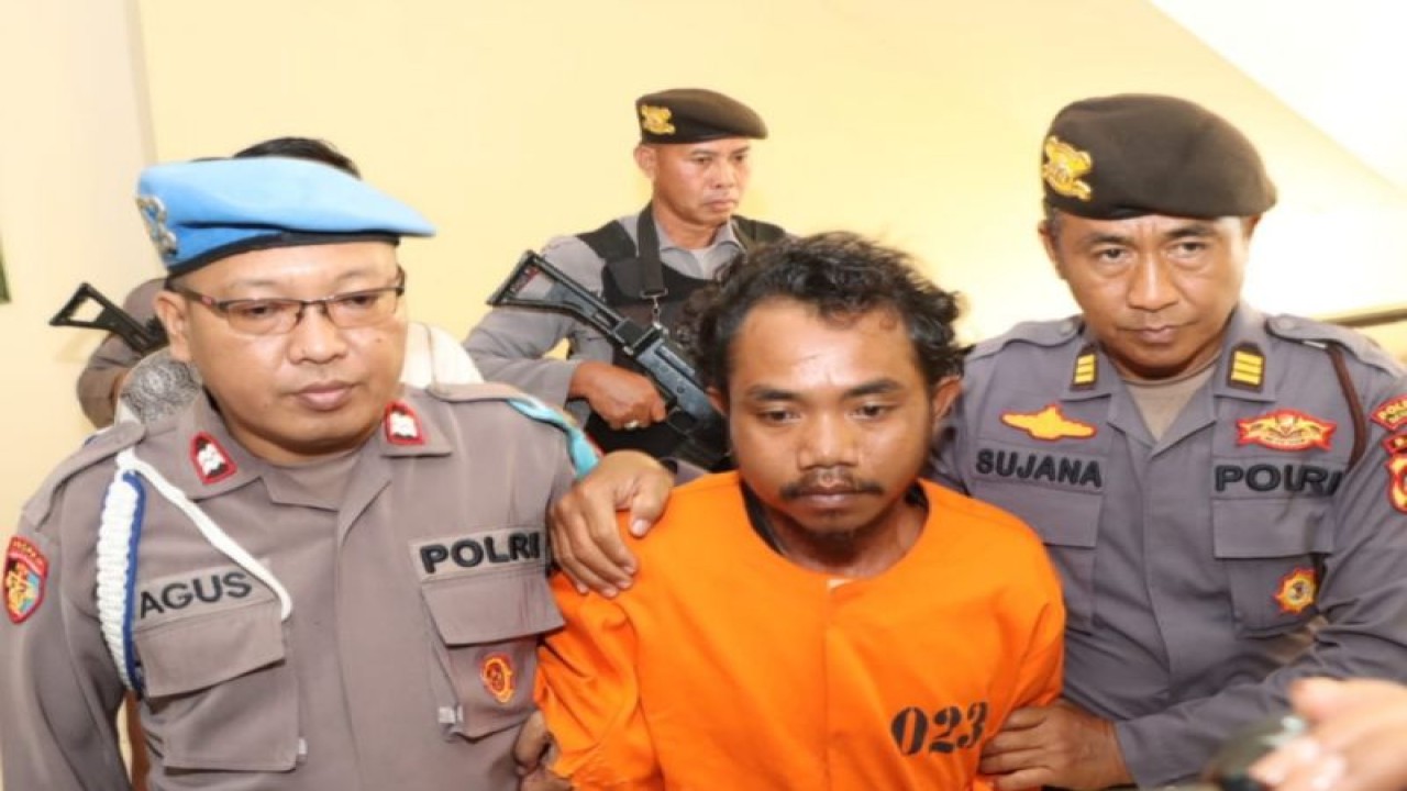 Personel Kepolisian Sektor Kuta menggiring Marianus Garu alias Bryan (28) tersangka pembunuhan terhadap seorang perempuan di Polsek Kuta, Kabupaten Badung, Bali. ANTARA/HO-Humas Polresta Denpasar