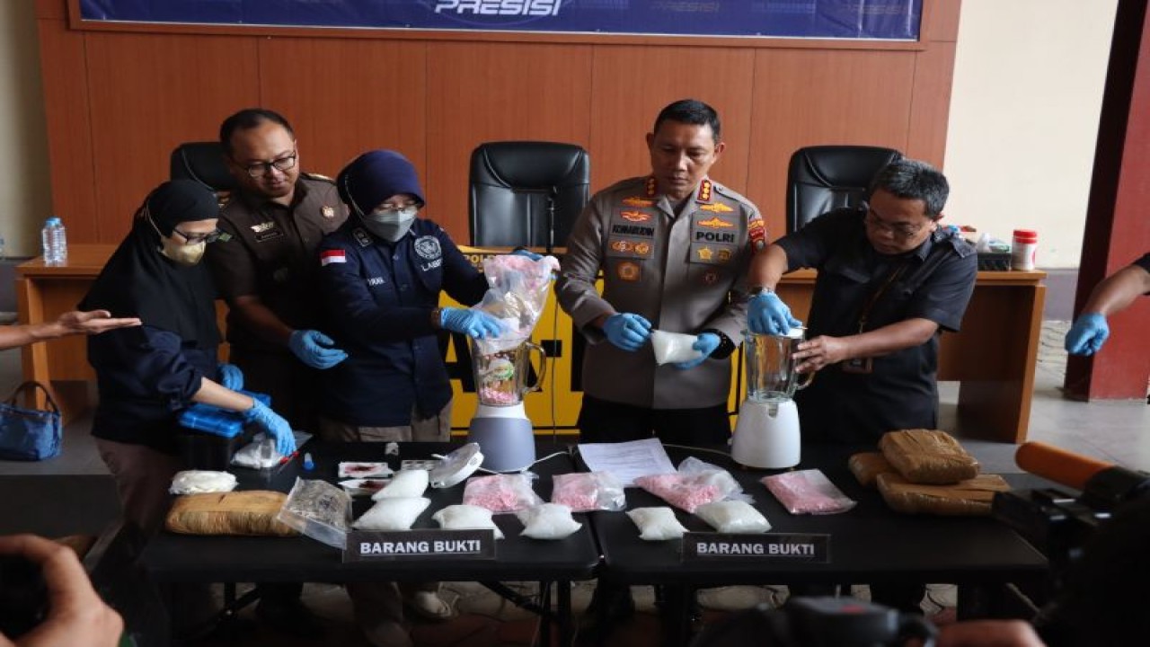 Polres Metro Jakarta Pusat memusnahkan narkotika jenis sabu, ganja dan ekstasi dengan berat sekitar 67,8 kilogram di Kantor Polres Metro Jakarta Pusat, Kemayoran, Selasa (6/6/2023). ANTARA/HO-Polres Metro Jakarta Pusat