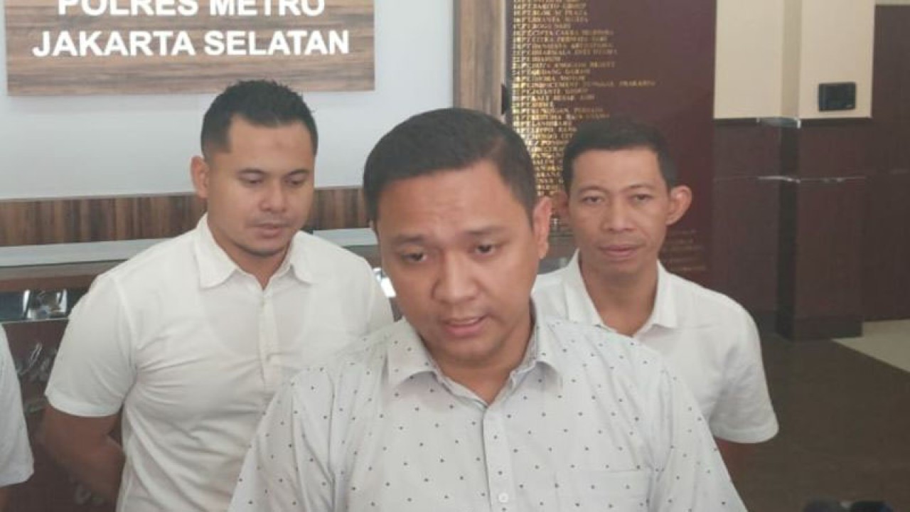 Wakil Kepala Satuan Reserse Kriminal (Kasat Reskrim) Polres Metro Jakarta Selatan Kompol Henrikus Yossi memberikan keterangan kepada wartawan di Jakarta, Rabu (7/6/2023). ANTARA/Luthfia Miranda Putri