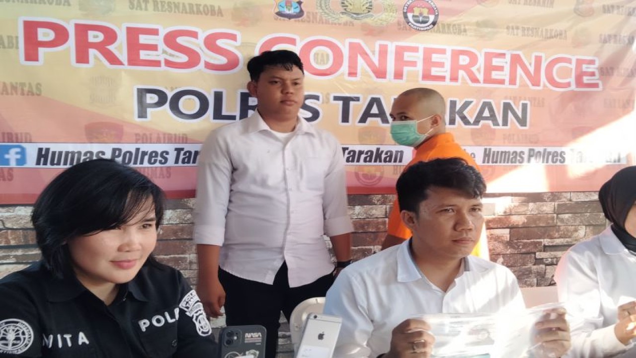 Kepala Satuan Reserse dan Kriminal Polres Tarakan, Kalimantan Utara Iptu Randhya Sakthika dengan seorang mucikari prostitusi online atau daring berinisial AF (23) di Tarakan, Senin (12/6). ANTARA/Susylo Asmalyah.