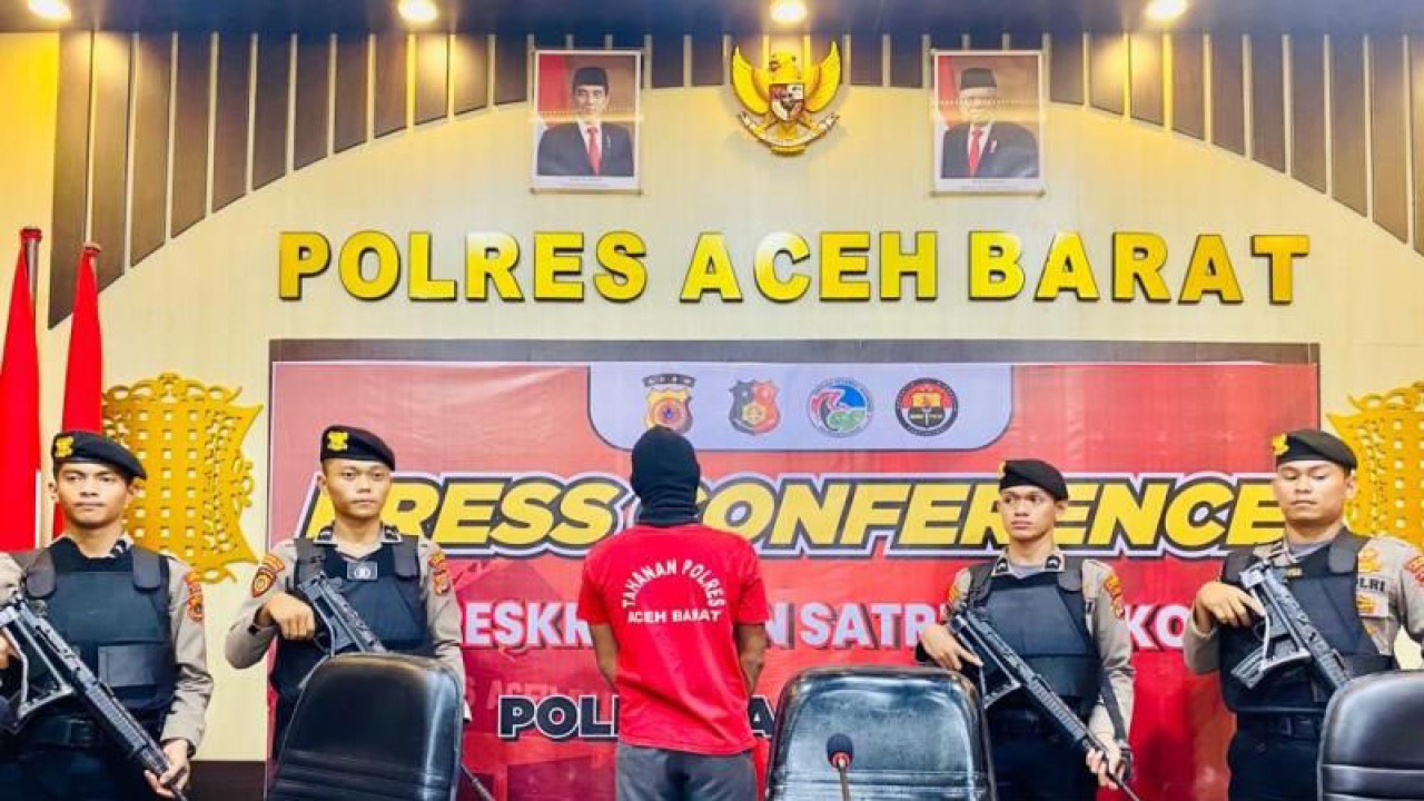 Polisi memperlihatkan seorang tersangka diduga sebagai pelaku utama aksi pembakaran balai pengajian di Kompleks Pesantren Darul Hikam, Desa Ujong Drien, Kecamatan Meureubo, Kabupaten Aceh Barat saat diperlihatkan kepada awak media di Mapolres Aceh Barat di Meulaboh, Selasa (13/6/2023) sore. ANTARA/Teuku Dedi Iskandar.