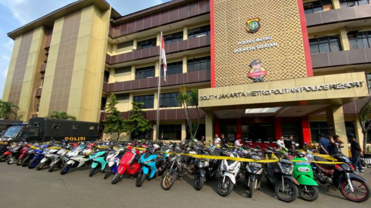 Polres Metro Jakarta Selatan menindak ratusan motor dalam balap liar yang terjaring operasi cipta kondisi  di Jalan Layang Non Tol (JLNT) Casablanca, Jakarta, Rabu (14/6/2023). ANTARA/Luthfia Miranda Putri