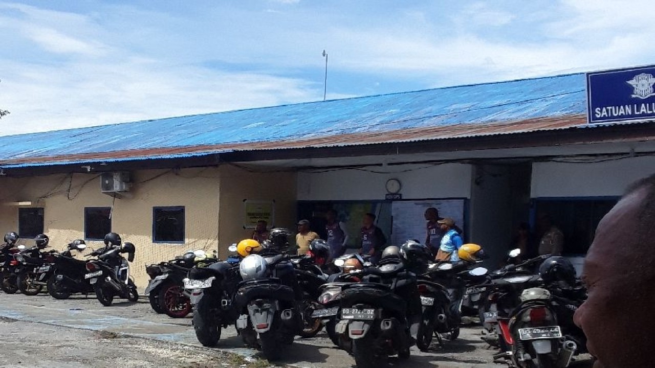 Sejumlah kendaraan motor di halaman Satuan Lalu Lintas Polres Biak Numfor, Rabu (21/6/2023). ANTARA/Muhsidin