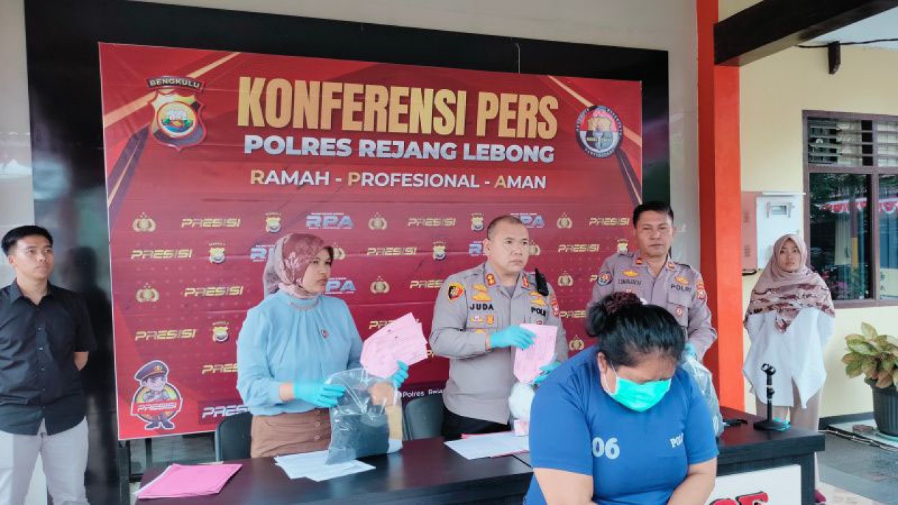 NJ (40) warga Kecamatan Curup Tengah yang diamankan petugas Polres Rejang Lebong dalam kasus perdagangan orang di daerah itu. ANTARA/Nur Muhamad