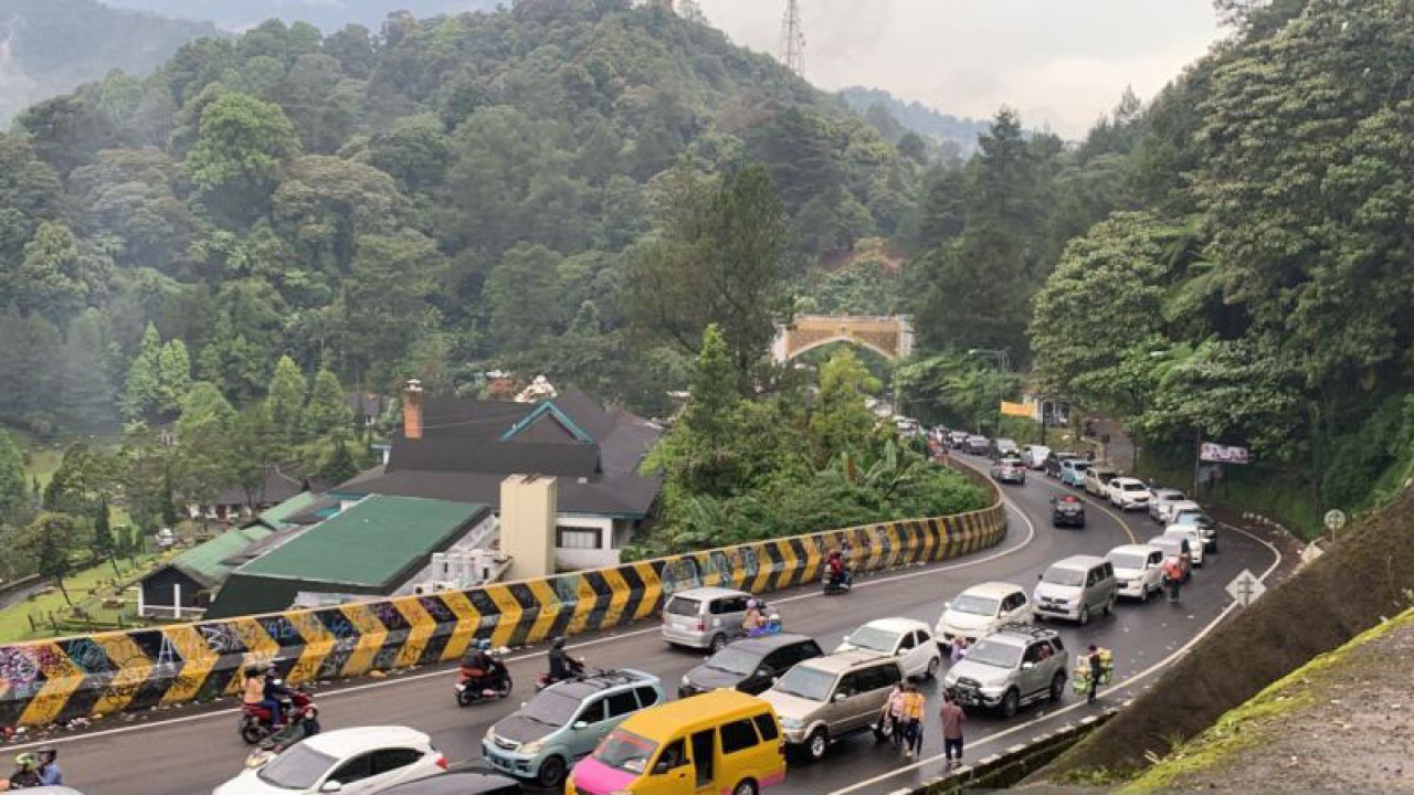 Sistem satu arah dilakukan Polres Cianjur, Jawa Barat, sebagai upaya mengantisipasi terjadinya kemacetan total di jalur Puncak setiap akhir pekan terutama saat libur panjang Idul Adha, Jumat (30/6/2023). ANTARA/Ahmad Fikri.