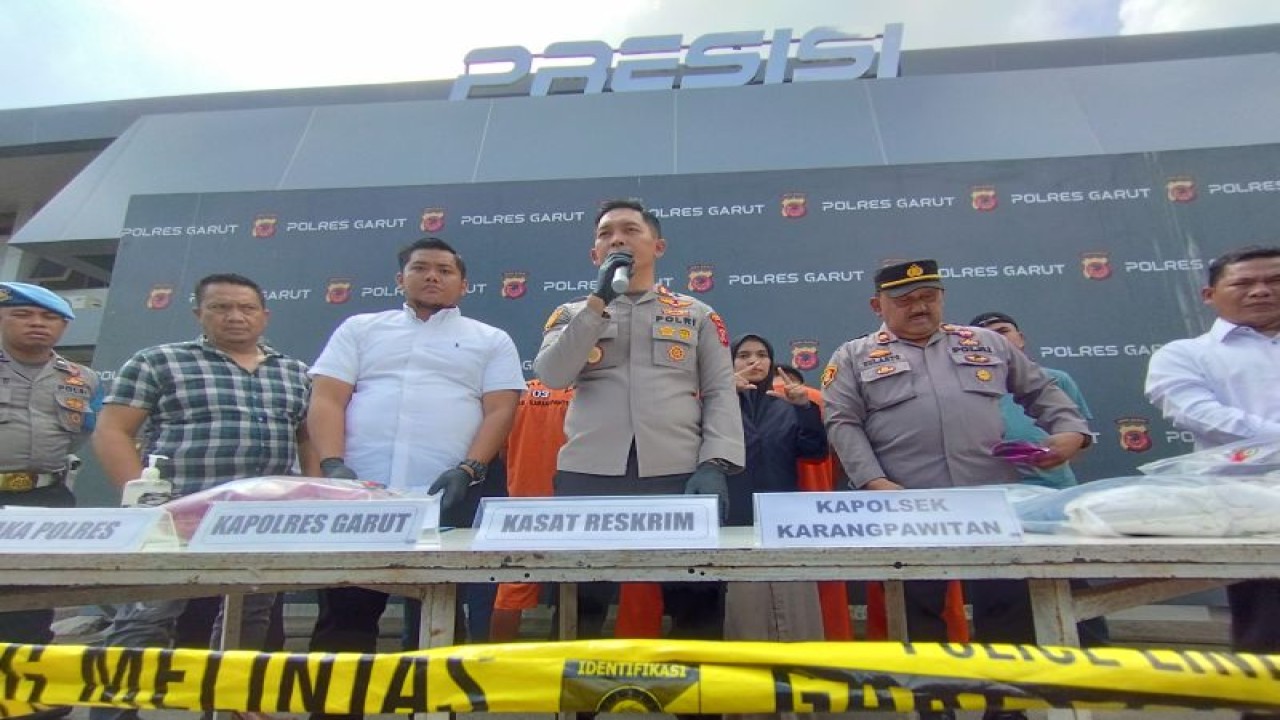 Kepala Kepolisian Resor Garut AKBP Rio Wahyu Anggoro menunjukkan barang bukti dan tersangka kasus penganiayaan terhadap anggota Polri di Markas Polres Garut, Jawa Barat, Selasa (13/6/2023). (ANTARA/Feri Purnama)