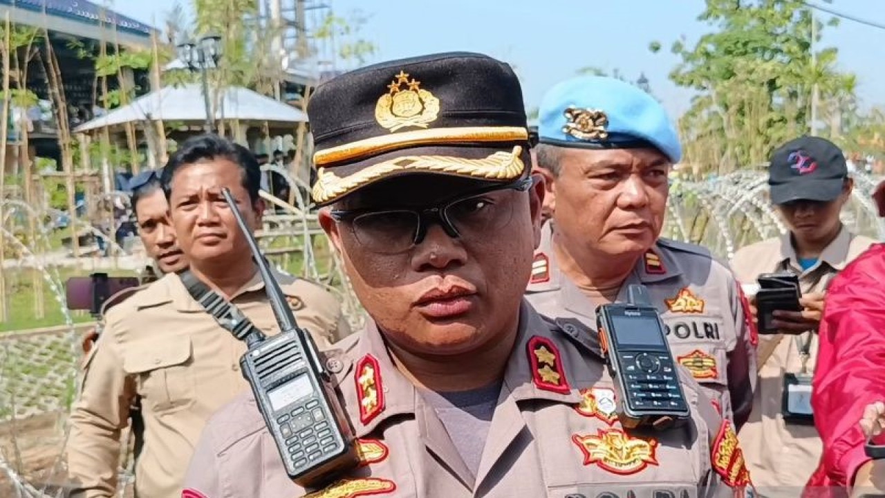 Kapolres Indramayu AKBP Fahri Siregar memberi keterangan saat akan mengamankan aksi unjuk rasa di Ponpes Al-Zaytun Indramayu, Jawa Barat, Kamis (15/6/2023). ANTARA/Khaerul Izan.