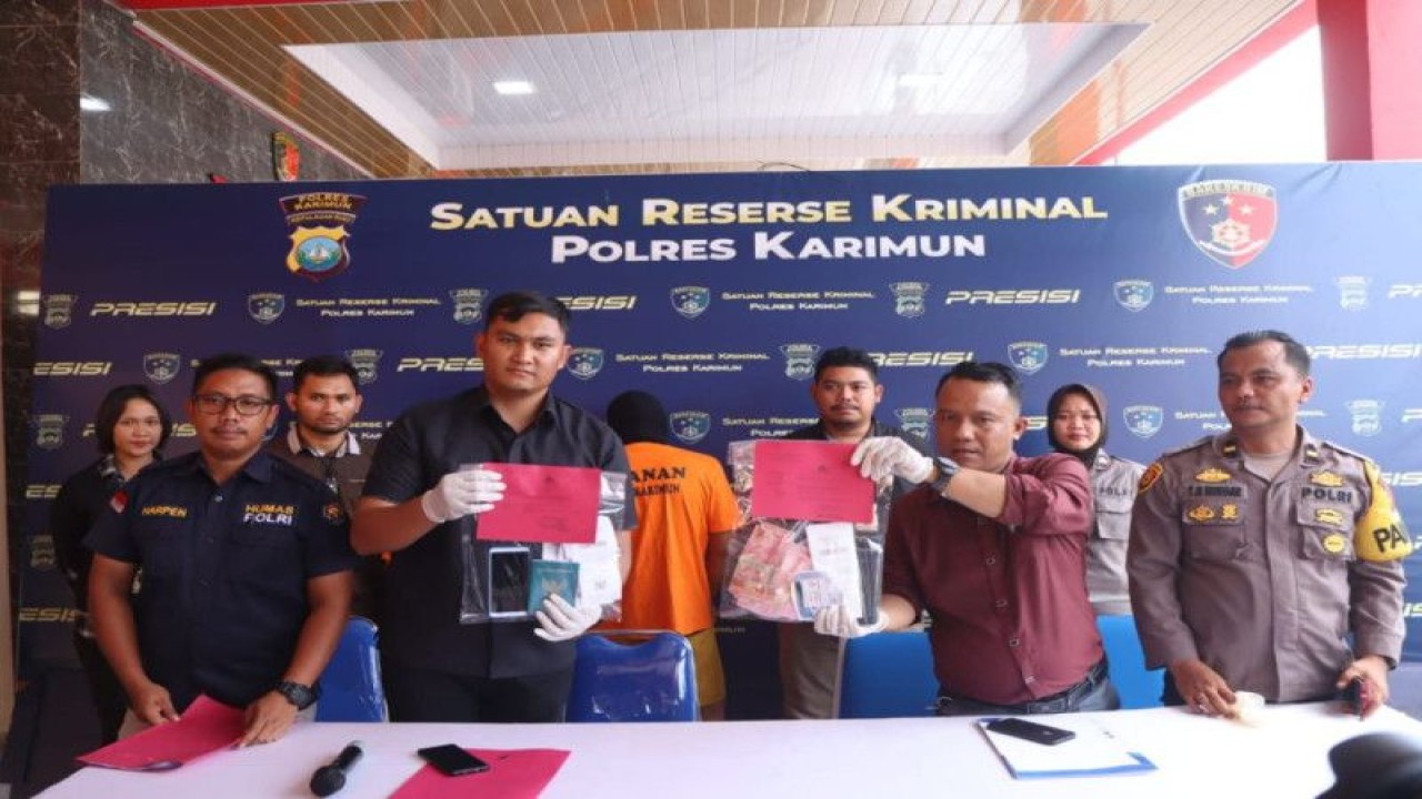 Polres Karimun, Polda Kepulauan Riau (Kepri), menggelar konferensi pers terkait pengungkapan dua kasus penyelundupan PMI ilegal ke negara Malaysia melalui pelabuhan Internasional Tanjung Balai Karimun, Rabu (14/6/2023). (ANTARA-HO/Polres Karimun)