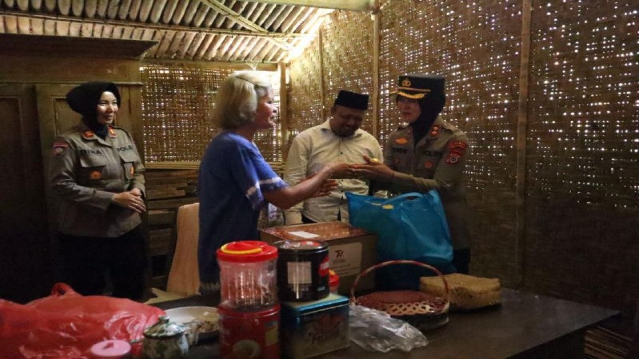 Kapolres Kulon Progo AKBP Nunuk Setiyowati menyerahkan bantuan sembako kepada warga kurang mampu di Kalirejo, Senin (19/6). ANTARA/Sutarmi